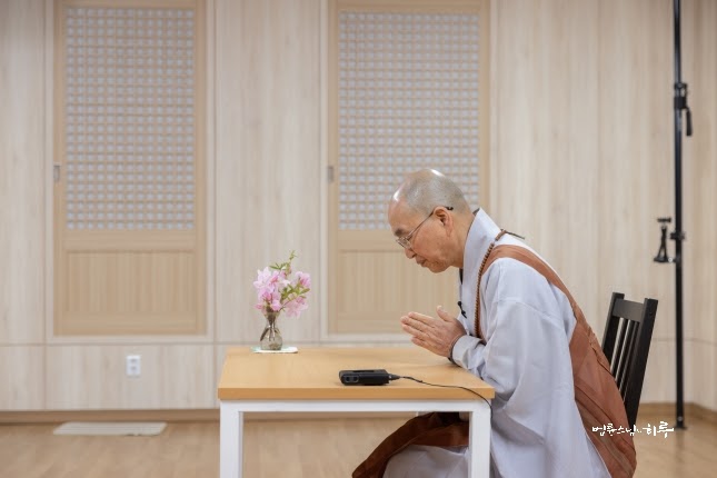 pomnyun sunim bowing in dharma talk