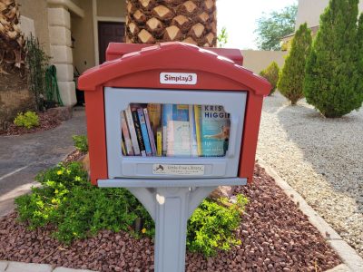After the pandemic, more and more houses in the neighborhood are making a small library box in front of the house so that people can borrow books. I'm going to try making one too.