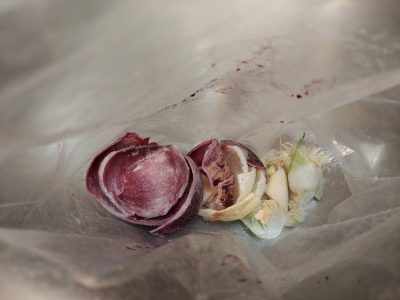 야채 손질할때 나오는 무, 양파, 파, 당근 등 껍질과 짜투리는 얼렸다가 채수 낼때 사용하였습니다. 마음이 좋습니다. 
