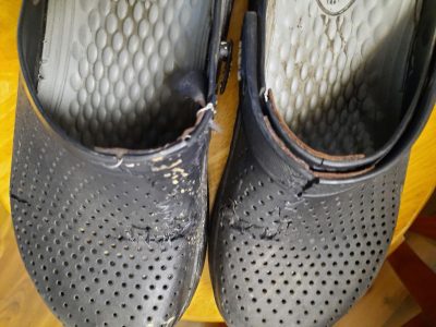 벌써 몇번째 꼬매 신고 있는 남편의 크록 신발 입니다.  꼬매는 값만 해도 벌써 새 신발 값을 훌쩍 넘었지만, 그래도 버려지면  쓰레기 이니까 쓸 수 있을 때 까지 써 봅니다. 