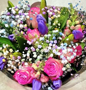 I feel happy to make a flower bouquet for my friend. 💐