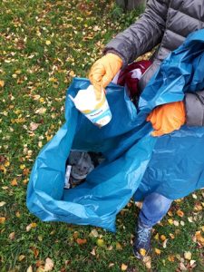 Meine Frau und ich nahmen heute an der Müllsammelaktion unserer Gemeinde teil. Besonders in der Nähe eines Fast-Food-Restaurants fanden wir viel Verpackungsmüll, der einfach in die Büsche geworfen wurde.