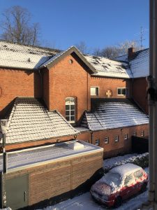  Winter in März unserer Stadt, aber ich sehe den Frühling in Himmel.