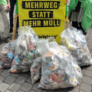 Mit der Umweltgruppe habe ich rund um den Bahnhof Müll gesammelt und zur städtischen Abfallverwertung gebracht. Beim Großteil des Mülls handelte es sich um Plastikverpackungen und Einwegbecher. Das können wir vermeiden, indem wir eigene Gefäße und Mehrwegbecher benutzen. Die Herstellung von Plastik kostet Energie und setzt Kohlendioxid frei. Plastikmüll, der nicht recycelt oder verbrannt wird, wird zu Mikroplastik, das in unseren Lebensmitteln landet. 