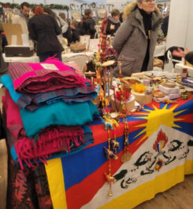 De notre côté, nous avons pu récolter quelques centaines d’euros sur notre stand. Nous avons eu très froid surtout une fois le soleil couché les soirs, mais je suis vraiment contente d’avoir contribué à cette action. Nous avons vraiment besoin de finances pour pallier le nombre grandissant de parrains qui cessent leur parrainage en ces temps économiques si difficiles. Quand je pense à nos courageuses familles tibétaines dans ce camp de réfugiés… Elles sont toutes si courageuses et travailleuses pour vivre de leur mieux. Elles ont un grand besoin de nous notamment pour financer les études de leurs enfants et les soins médicaux en Inde. L’éducation est un bien particulièrement précieux pour elles. La semaine prochaine, direction Issoire pour un nouveau marché de Noël où nous serons présents 4 jours ! Mais au chaud cette fois. Ouf :)