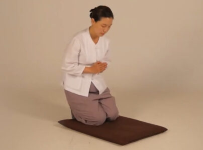 Ce matin j’ai fait mes 21 prosternations en me levant après avoir ré-réfléchi à la formulation de ma phrase de pratique. J’ai choisi : « Ce que les autres pensent de moi ne m’atteint pas ».  Je me sens particulièrement chanceuse que cette pratique nous soit proposée pendant 2 semaines pile au moment où je me génère beaucoup de souffrance en lien avec l’ « effet secondaire » que j’ai choisi, à savoir cette avidité a être reconnue et appréciée !! Physiquement, j’ai eu un peu de mal. Malgré le petit coussin posé sur le tapis, j’ai ressenti le poids (trop lourd !) de mon corps sur les genoux tombant au sol les mains jointes. La prononciation de la phrase de pratique m’a fait beaucoup de bien. Rien que d’y penser hier soir d’en mon lit me réjouissait. En revanche, je n’ai pas retrouvé le petit compteur à doigt qui me servait autrefois, et il m’a été difficile de me concentrer à la fois sur ma phrase de pratique et sur le compte jusqu’à 21. J’ai beaucoup apprécié cette façon de se prosterner qui est très différente de la prosternation Tibétaine. Je suis très touchée et profondément reconnaissante envers Jungto Dharma School. Merci ! 🙏🙏🙏