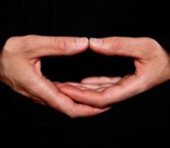 Maintenir une pratique de la méditation chaque jour est réellement très efficace pour m’aider à maintenir la paix dans mon coeur. Je suis très heureuse de réussir à le maintenir à peu près chaque matin et chaque soir (courtes sessions de 6-7 minutes pas plus). Parfois aussi l’après midi. Je croise les doigts car je sais ô combien comme c’est facile de lâcher cette saine habitude, prise grâce à notre groupe. Et Lorsque j’y déroge désormais, parce que j’ai plein de choses à faire ou que je suis fatiguée ou un peu déprimée, je vois très nettement la différence sur ma paix intérieure, et ensuite c’est plus difficile de la retrouver. Et aussi beaucoup plus difficile à maintenir à l’extérieur de chez moi, dans le monde qui m’entoure. Je crois fermement que si méditer devenait une pratique courante pour nous tous, il y aurait plus de paix dans le monde. 