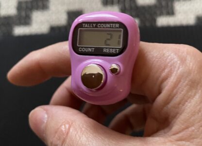 J’ai bien reçu mon nouveau compteur et j’ai vraiment apprécié pouvoir l’utiliser. Ça m’a permis de me consacrer à la réalisation correcte de mes 21 prosternations et à ma phrase de pratique. J’ai pu observer que 21 c’est vraiment court quand on est bien concentré car j’ai failli dépasser. J’aurais volontiers continué. Cela m’a apporté beaucoup de sérénité. Et les paroles de Bophae Sunim hier ont rendu ce moment plus précieux encore. Cela me rend très heureuse. J’ai réussi à ne pas craindre mes douleurs physiques. Et à me concentrer sur un geste lent et maîtrisé, ce qui n’est pas facile pour moi car je manque de force dans les jambes. Pour me relever, je m’aide un peu au départ avec les mains, même si ce n’est le geste « pur », je joins les mains dès que possible en remontant. Je ferai mieux plus tard. Volontairement, je n’essaie pas de faire 108 prosternations pour le moment. Car je prends en compte mon ressenti, et aimerais vraiment faire cela progressivement mais chaque jour, avec constance. J’adopte la même résolution pour les séances de méditation seule à la maison. Elles ne dépassent jamais 6min30 pour le moment. 5 minutes au départ avec vous tous. Mais chaque jour, plusieurs fois si possible. Les paroles de Bophae Sunim raisonnent profondément en moi, comme lors de notre première rencontre. Je me sens très chanceuse. Je vais m’adresser à elle pour mieux comprendre l’importance du choix de la phrase de pratique. 