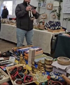 Cet après-midi, comme hier, je me rends au marché de Noël d’une commune voisine, dans laquelle nous tenons un stand avec les autres bénévoles de l’association Auvergne Mainpat Tibet dont je fais partie. Le produit de nos ventes sera envoyé au camp de réfugiés de Mainpat en Inde, dans lequel figurent nombre de nos familles protégées Tibétaines qui ont fuit le Tibet suite à l’occupation chinoise. Je suis très fière et très heureuse d’œuvrer pour cette association caritative depuis 12 ans. Je suis intimement liée à la famille Tibétaine que je parraine là bas, ainsi qu’à tous les membres de l’association avec lesquels nous faisons de notre mieux pour récolter des fonds supplémentaires. Le peuple tibétain, profondément bouddhiste, est d’une extrême sagesse, et empli de courage et de compassion. L’histoire de son pays est d’une profonde tristesse.  