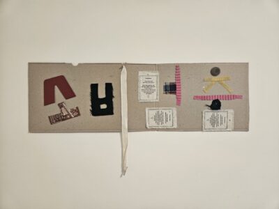 스님께서 말씀하신 [소비멈춤]을 조금이나마 실천해보려고 결심하면서 집에 있는 쓰레기들을 활용하여 포스터(?)를 만들어서 벽에 붙였다. *사용한 쓰레기(^^): 음료 박스, 상품 태그들, 고무장갑, 쇼핑백 손잡이, 옷조각, 단추, 실 등